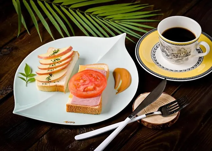 Brown Dot Station Hotel 3*