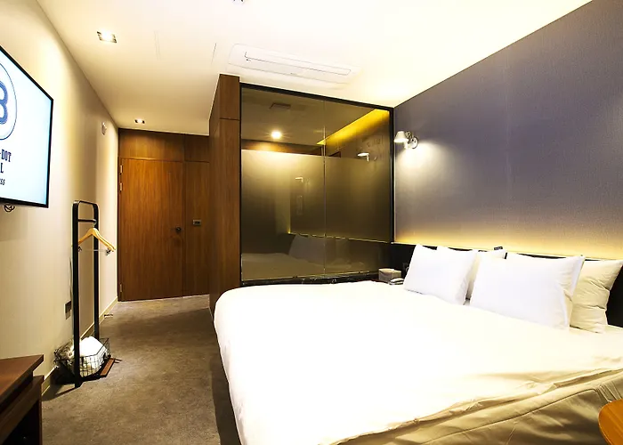 Hotel Brown Dot Station 3*