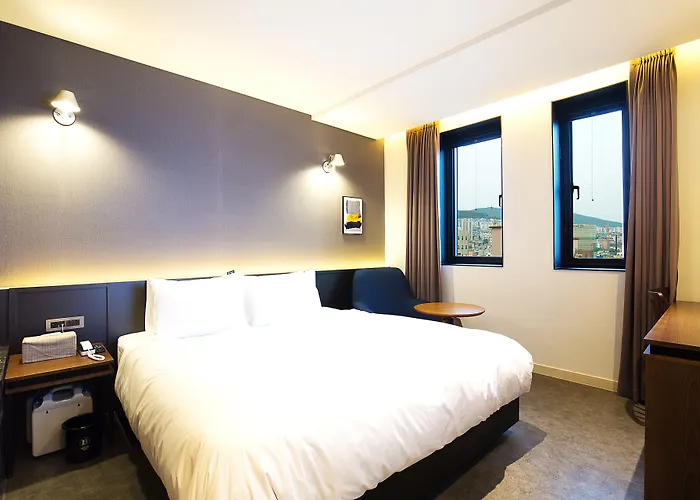 Hotel Brown Dot Station 3*