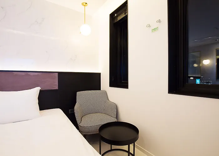 Brown Dot Station Hotel