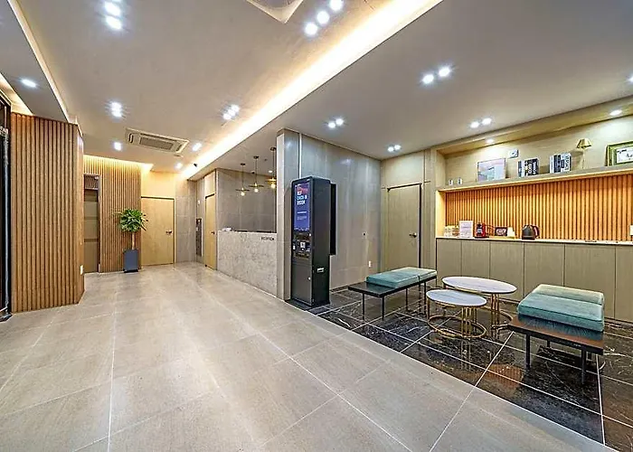 Brown Dot Station Hotel 3*