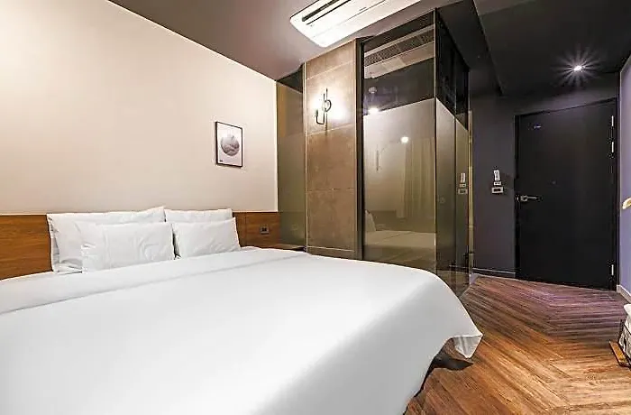 Hotel Brown Dot Station 3*