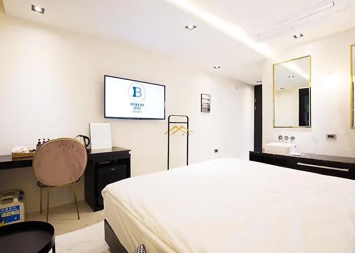 Brown Dot Station Hotel 3*