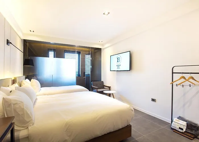 Hotel Brown Dot Station 3*