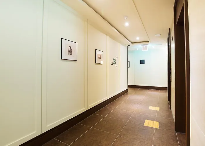 Brown Dot Station Hotel 3*