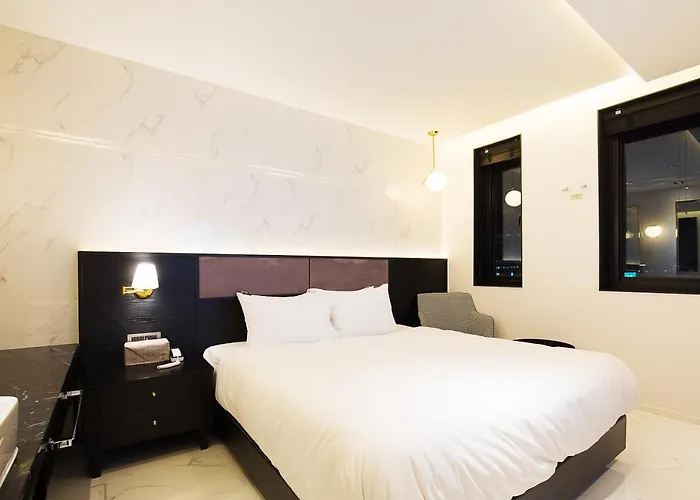 Hotel Brown Dot Station 3*