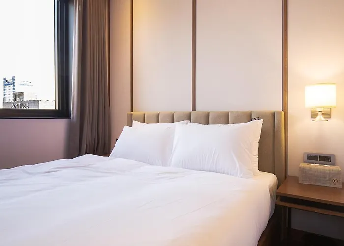 Hotel Brown Dot Station 3*